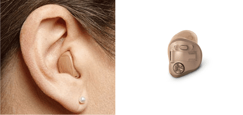 Małe douszne aparaty słuchowe typu ITE, delikatnie wystające w ucha z łącznością bezprzewodową bluetooth.