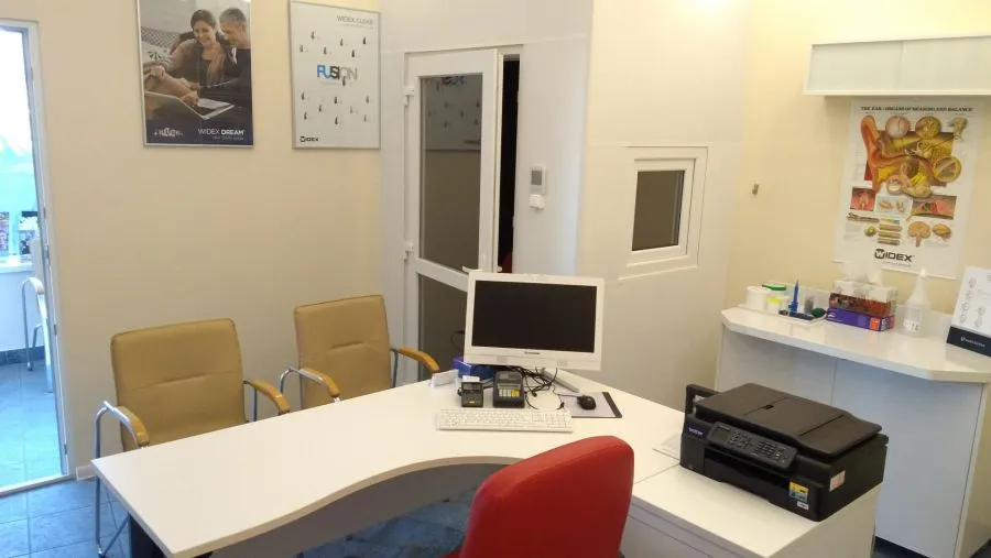Sklep z aparatami słuchowymi w Warszawie Ursynów. Kabina audiometryczna do badania słuchu w gabinecie protetyki słuchu.