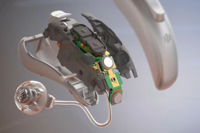 Budowa cyfrowych aparatów słuchowych Signia ukazująca mikrofony oraz wzmacniacz słuchu jako główny element aparatu słuchowego.